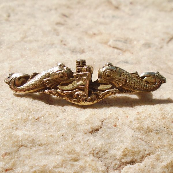 K141 – Badge Dourado de Golfinhos de Oficial de Submarino da Marinha Americana da 2ª Guerra - “AMICO”