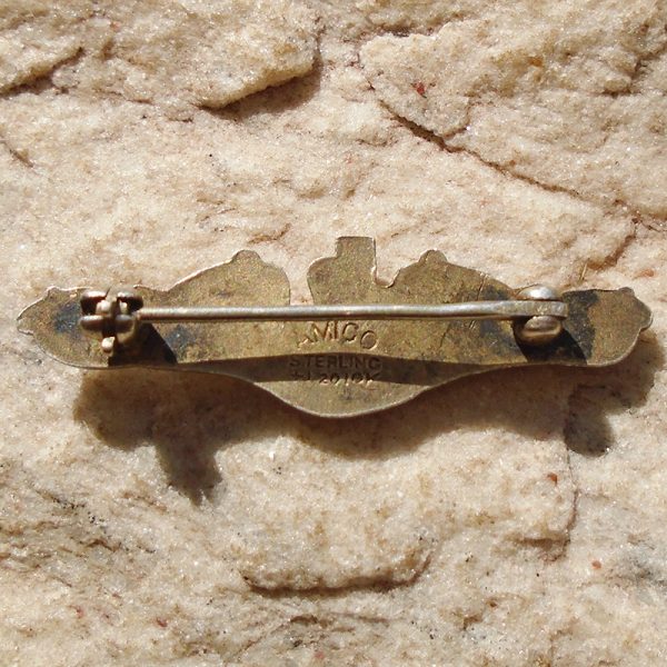 K141 – Badge Dourado de Golfinhos de Oficial de Submarino da Marinha Americana da 2ª Guerra - “AMICO” - Imagem 2