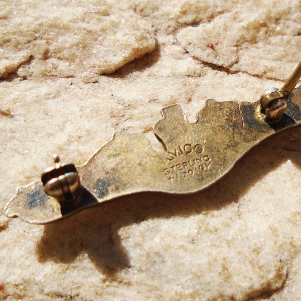 K141 – Badge Dourado de Golfinhos de Oficial de Submarino da Marinha Americana da 2ª Guerra - “AMICO” - Imagem 3