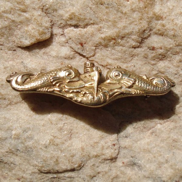 K141 – Badge Dourado de Golfinhos de Oficial de Submarino da Marinha Americana da 2ª Guerra - “AMICO” - Imagem 4