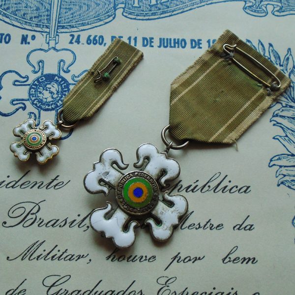 K272 – Conjunto da Ordem do Mérito Militar Brasileiro Grau Cavaleiro – Década de 70 - Imagem 3