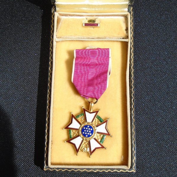 NW4324 – Medalha Americana Legião de Mérito da 2ª Guerra com Estojo - Image 4