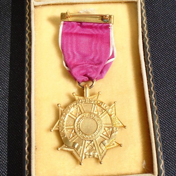 NW4324 – Medalha Americana Legião de Mérito da 2ª Guerra com Estojo - Image 5