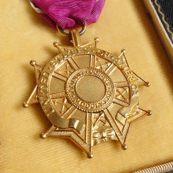 NW4324 – Medalha Americana Legião de Mérito da 2ª Guerra com Estojo - Image 6