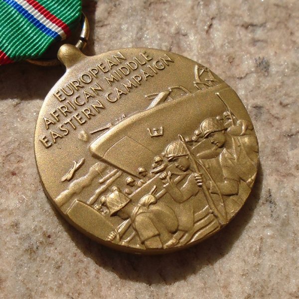 NW4359 – Medalha Americana da Campanha Europeia-Africana do Meio Leste 1941-1945 - Imagem 2