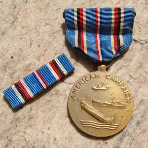 NW4636 – Medalha da Campanha Americana da 2ª Guerra (Slot Brooch)
