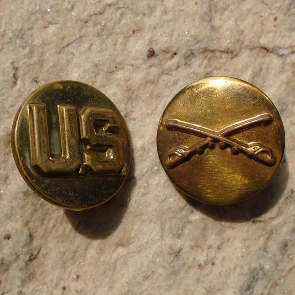 K682 – Par de Insígnias de Gola da Túnica Americana IKE de Cavalaria