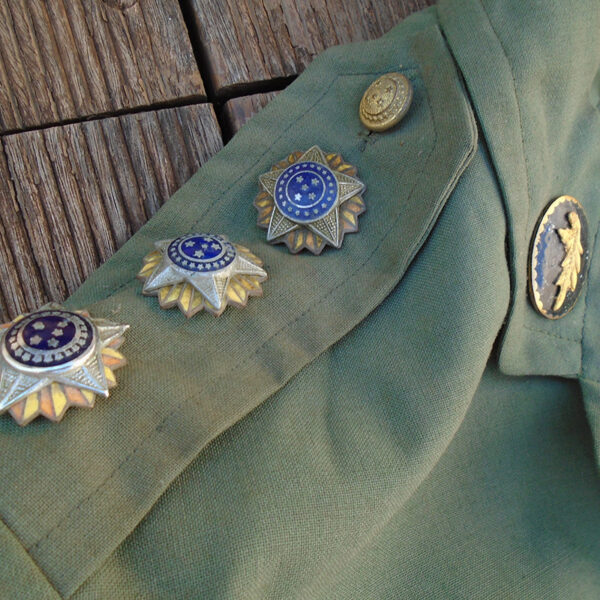 NW5002 – 3° Uniforme de Oficial Brasileiro (Coronel de Intendência Veterano FEB) – Anos 40/50 - Image 4