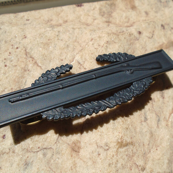 K739 – Badge Americano de Experiência de Infantaria de 1° Nível da Guerra do Vietnã - Imagem 2