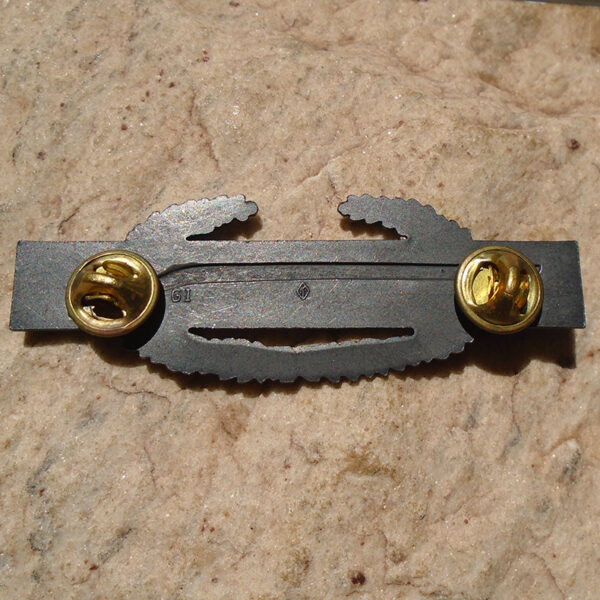 K739 – Badge Americano de Experiência de Infantaria de 1° Nível da Guerra do Vietnã - Imagem 3