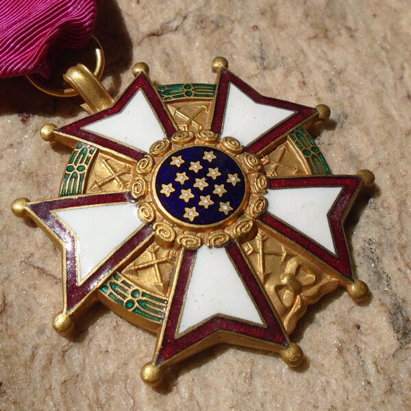 K741 – Medalha Americana Legião de Mérito Grau Legionário da Guerra do Vietnã - Image 2
