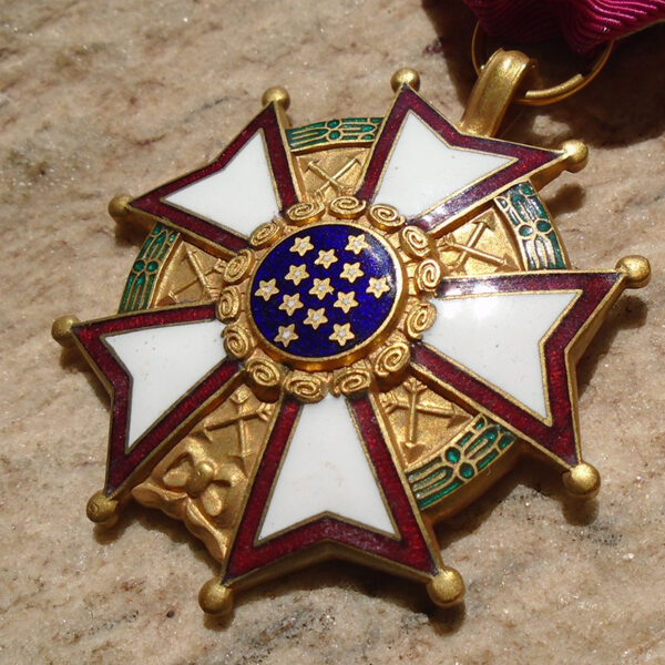 K741 – Medalha Americana Legião de Mérito Grau Legionário da Guerra do Vietnã - Image 3