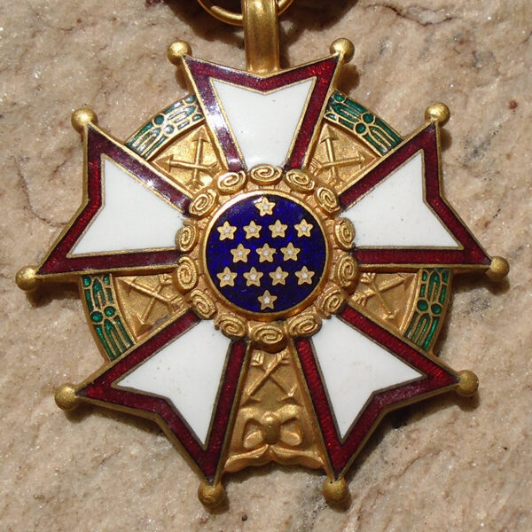 K741 – Medalha Americana Legião de Mérito Grau Legionário da Guerra do Vietnã - Image 4