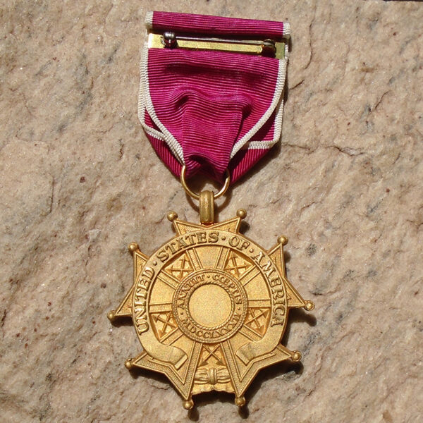 K741 – Medalha Americana Legião de Mérito Grau Legionário da Guerra do Vietnã - Image 5