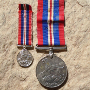 K762 – Medalha e Miniatura Britânica Comemorativa da 2ª Guerra