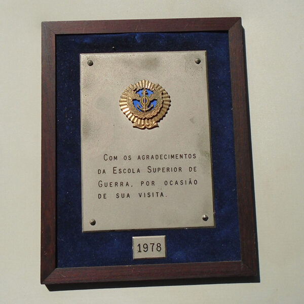 K748 – Placa Emoldurada "AGRADECIMENTOS DA ESG, POR OCASIÃO DA SUA VISITA" 1978