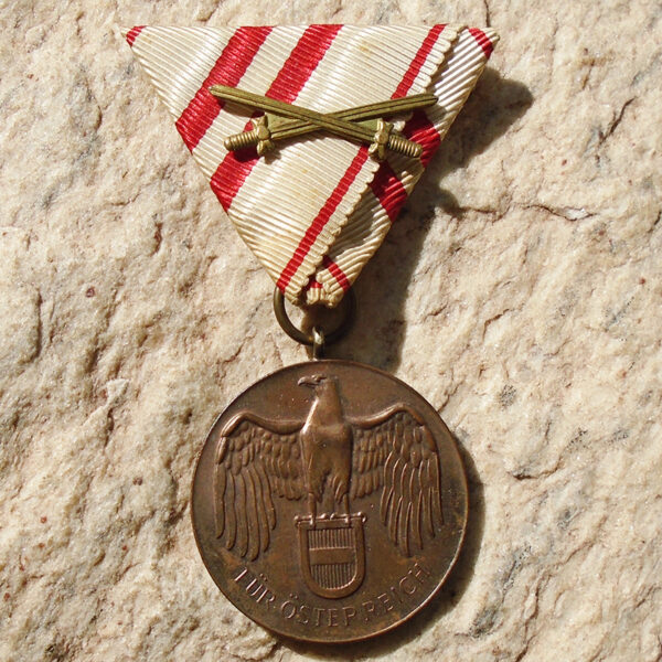 NW4570 – Medalha Comemorativa da 1ª Guerra da Áustria com Espadas