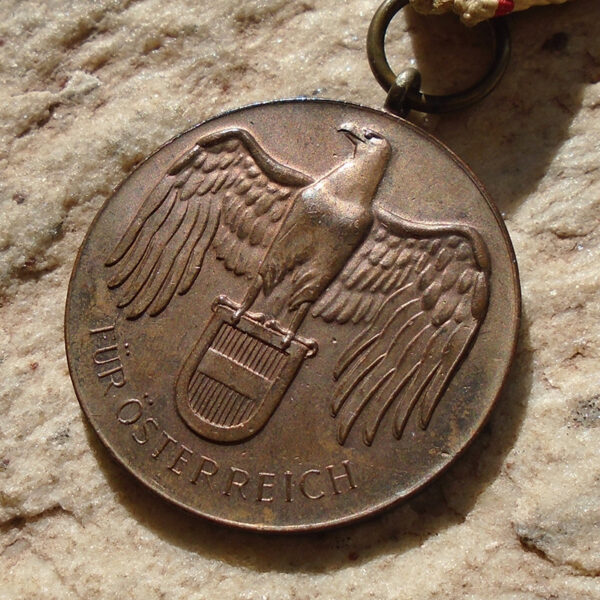 NW4570 – Medalha Comemorativa da 1ª Guerra da Áustria com Espadas - Image 3