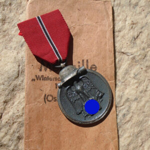 NW5016 - Medalha da Campanha do Leste de 1941/42 com Envelope – 65 (“Klein & Quenzer A.G.”)