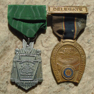 NW5123 – 2 Medalhas Comemorativa de 20 Anos de Serviço na Guarda Nacional e Convenção Anual da Pensilvania - 1941