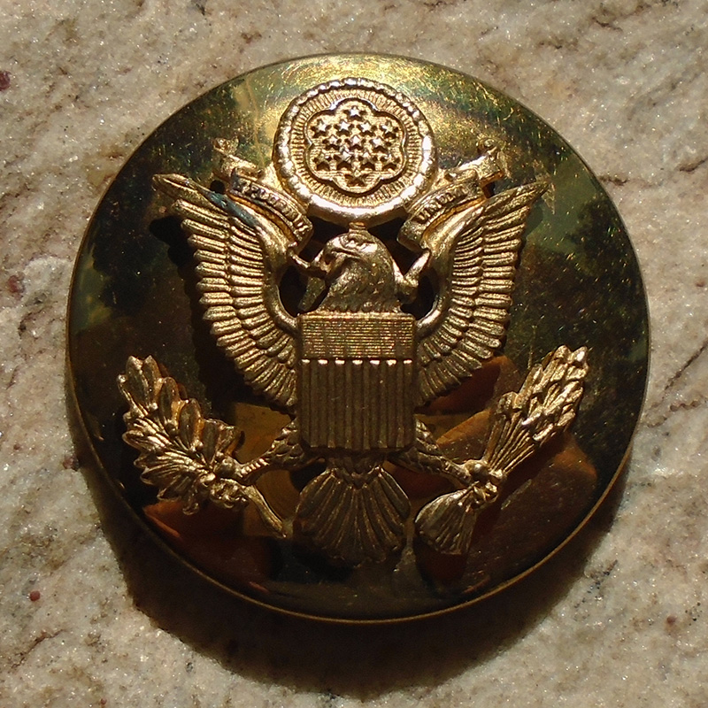 K796 – Insígnia Americana de Quepe de EM/NCO da 2ª Guerra