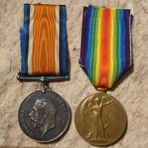 K808 – Par de Medalhas Britânicas Nominais da 1° Guerra Mundial: Medalha da Vitória 1914-1919 e Medalha de Guerra Britânica 1914-1918