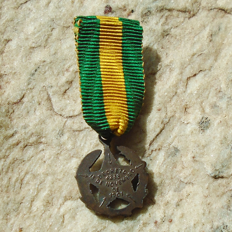 K811 – Miniatura da Medalha Militar Brasileira em Bronze de 10 anos - Imagem 3