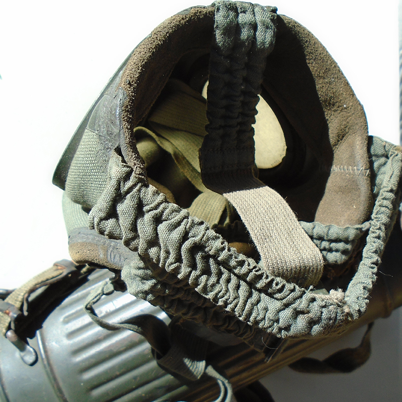 K818 – Conjunto de Máscara de Gás Modelo M30 e Container Tamanho Grande Alemão Completo - Imagem 11