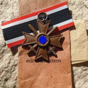 NW5080 – Cruz de Mérito de Guerra de 2ª Classe com Espadas e com Envelope – 1 (“Deschler & Sohn”)